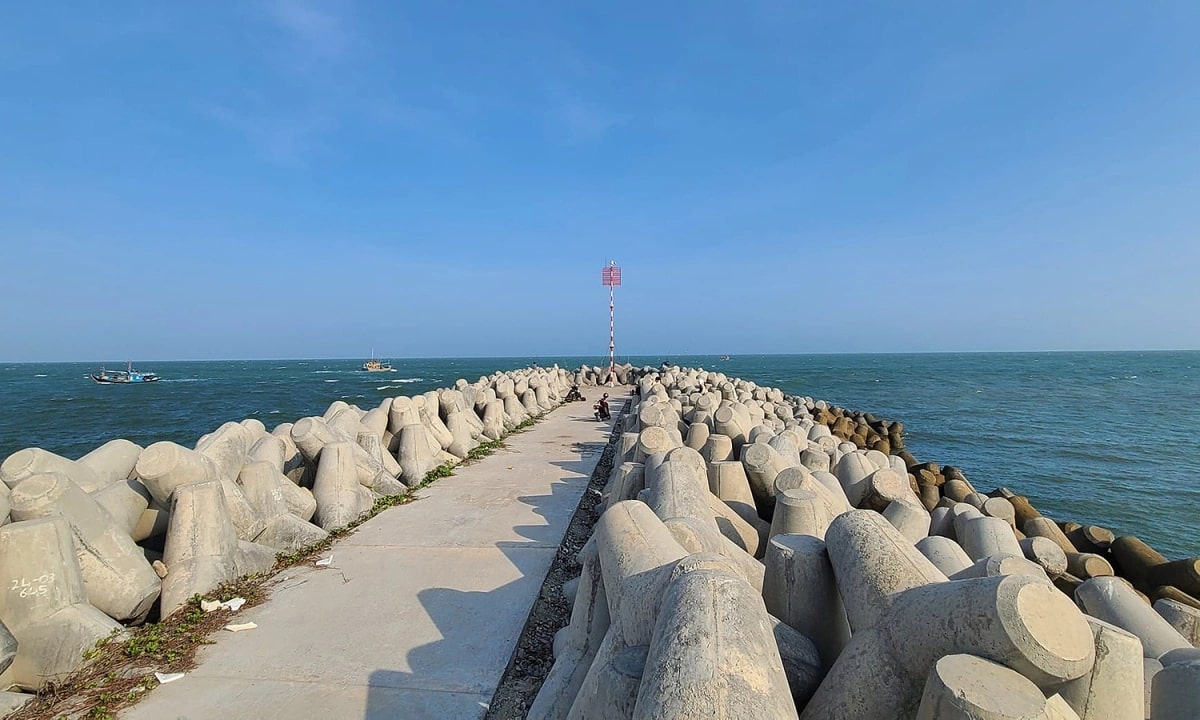 Hàng bê tông chắn sóng san sát, hùng vĩ hướng ra biển