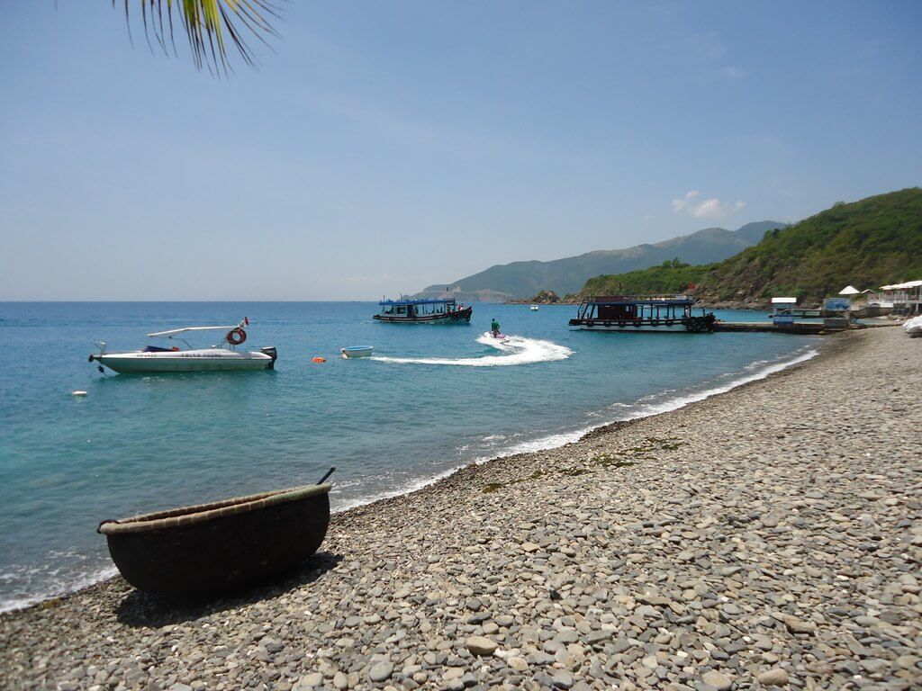 Bãi Sạn Nha Trang nổi bật với bãi sỏi nhẵn mịn