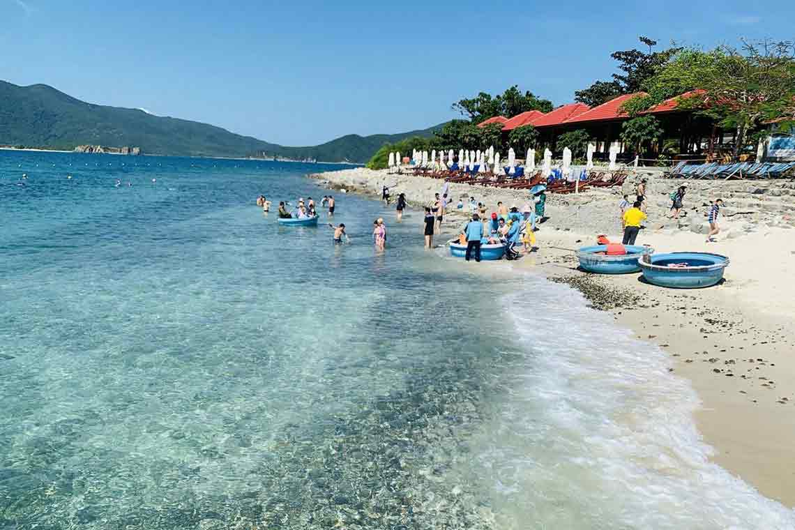 Du khách đi tour ngắm Bãi Sạn Nha Trang trong xanh 