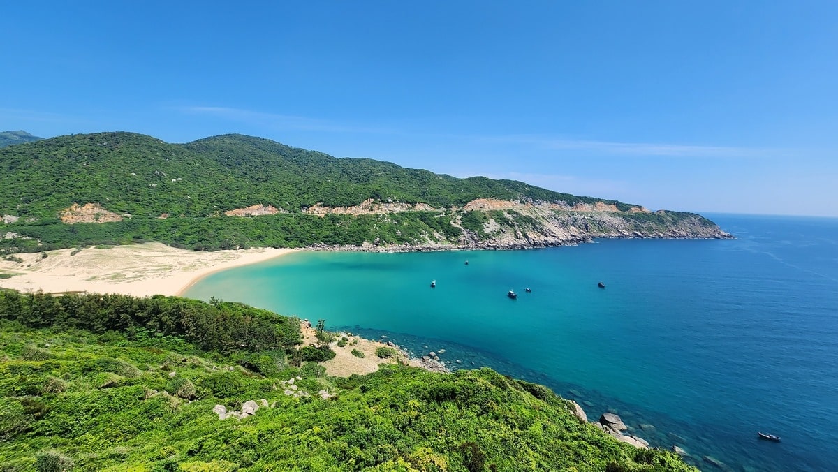 Màu nước xanh mát như ngọc của Bãi Tiên vào mùa khô