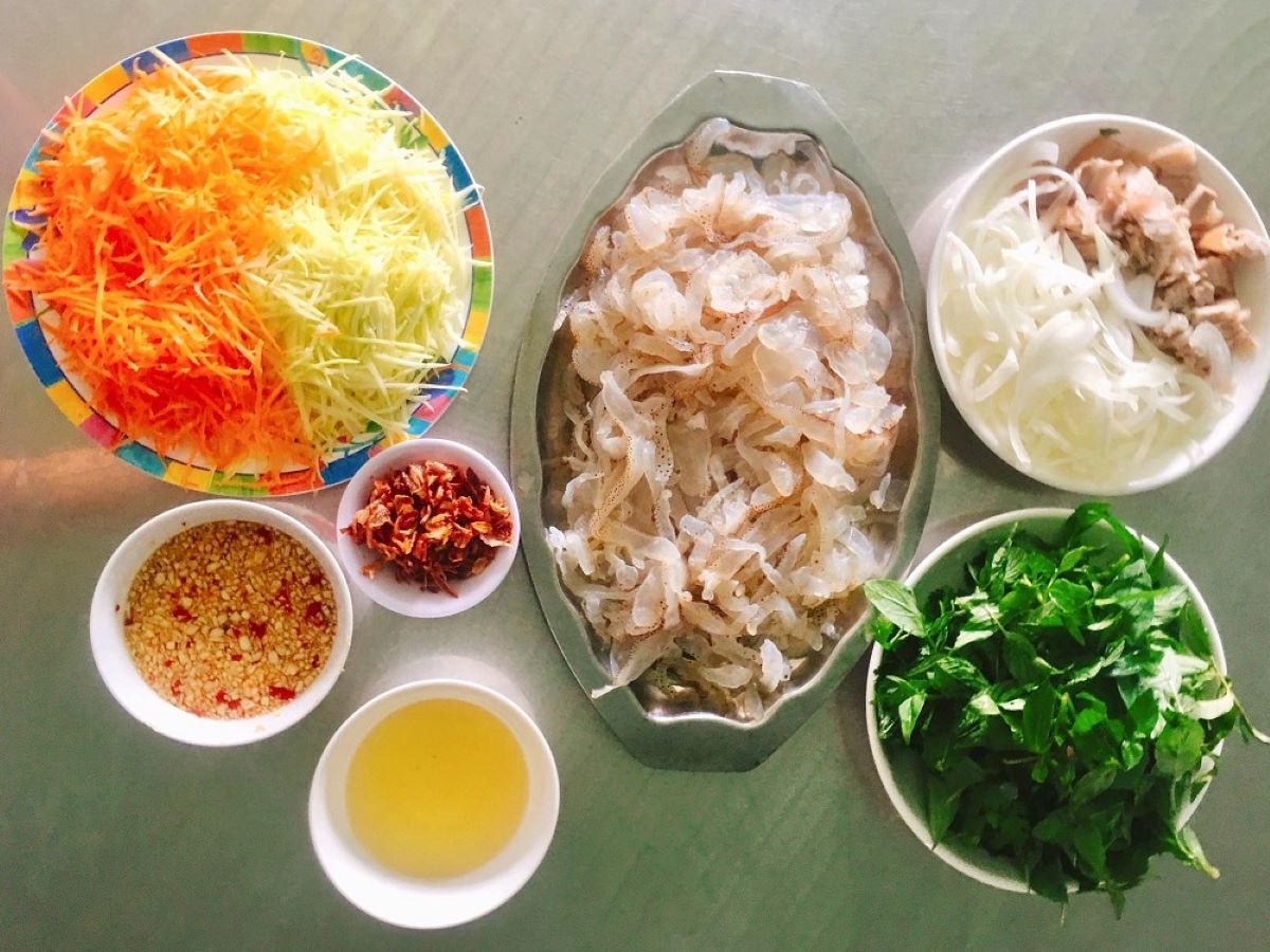 Nguyên liệu tươi ngon làm nên món gỏi sứa trứ danh