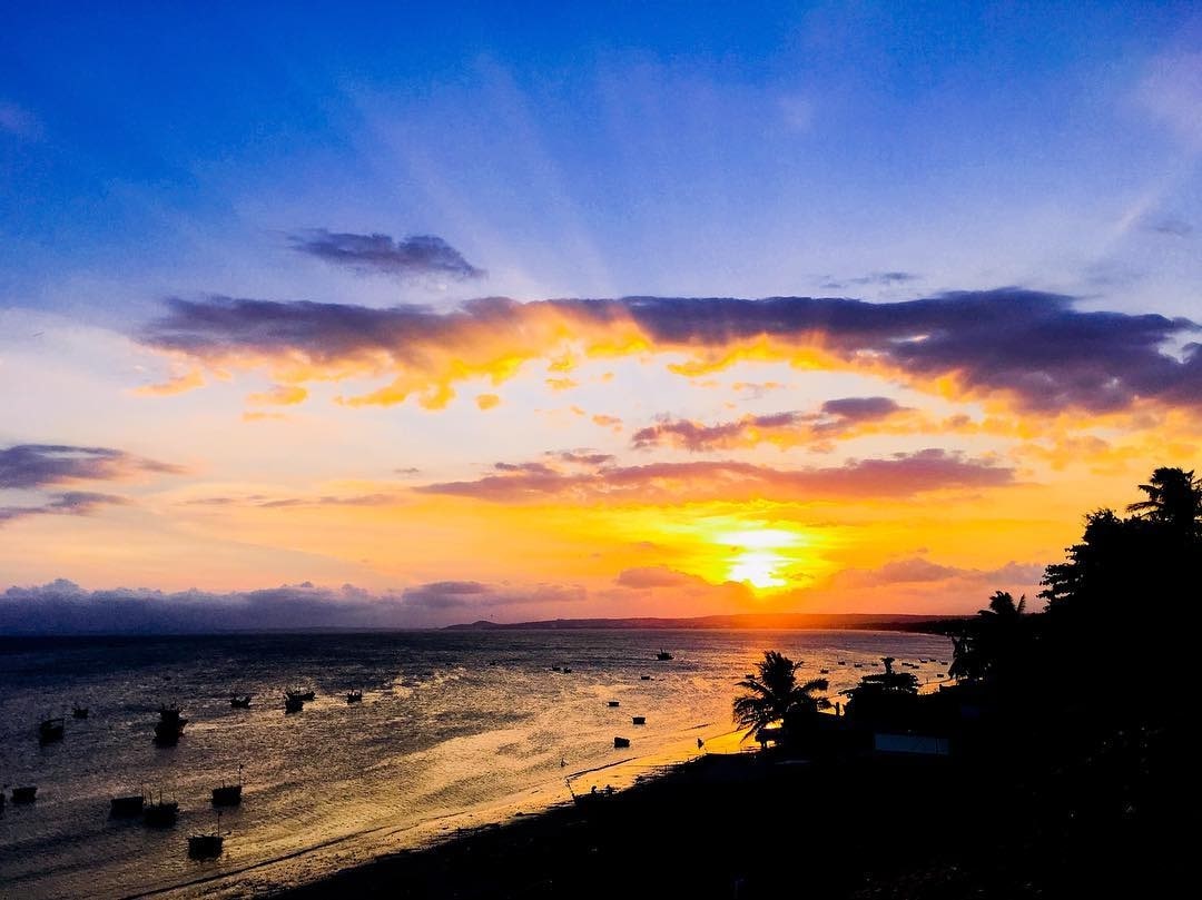 Làng chài ven biển im lìm dưới ánh tà dương