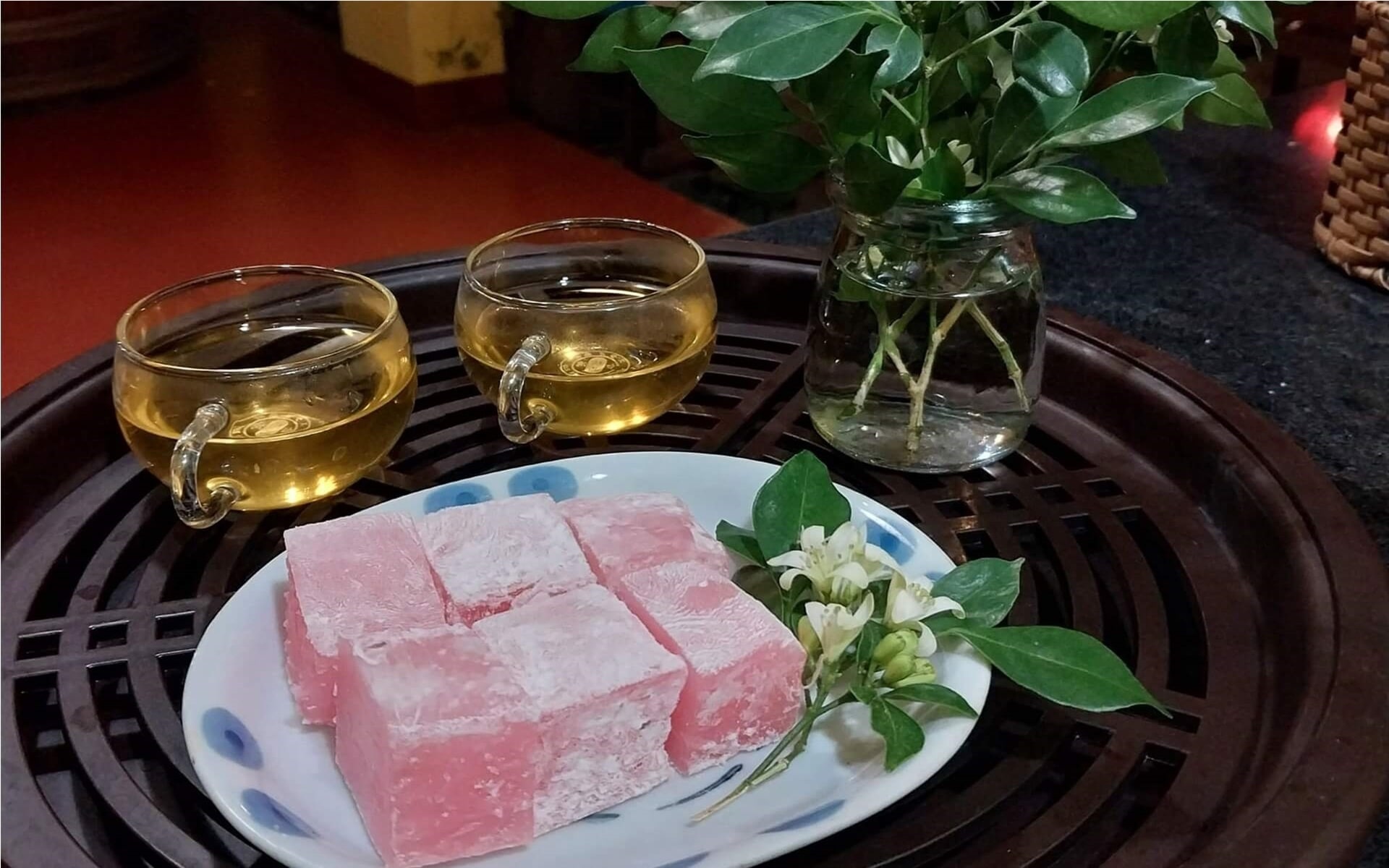 Bánh hồng dẻo mềm, lớp dừa nạo óng ánh được bán ở 247 Lê Duẩn