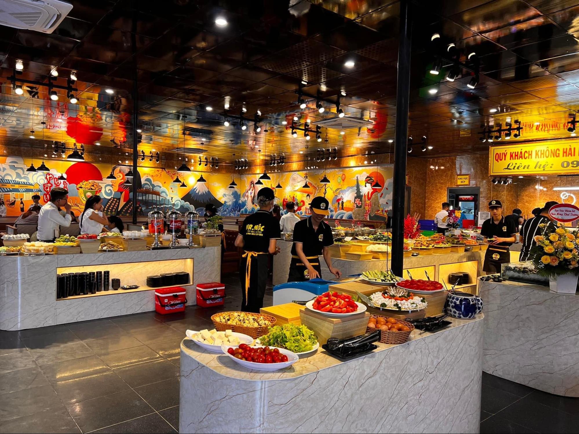 Quầy buffet Mr.Mộc với nhiều món ăn bày trí đẹp mắt