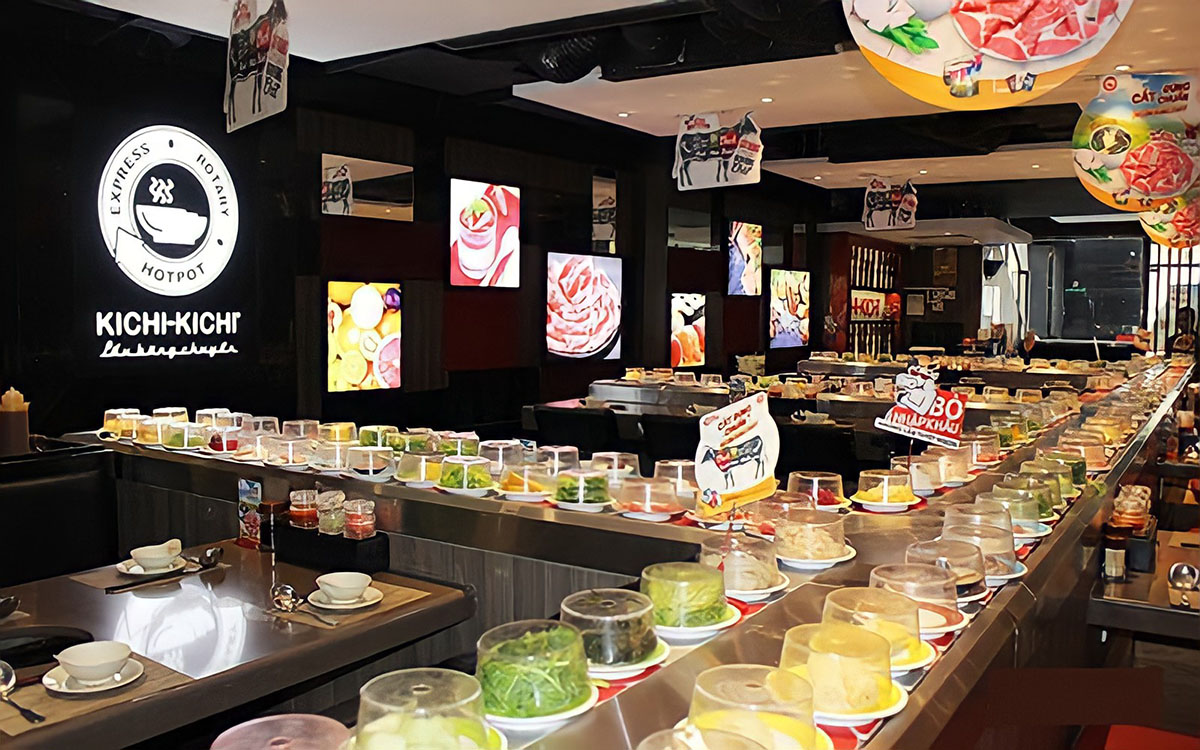 Quầy băng chuyền buffet Quy Nhơn Kichi Kichi đầy ắp món ăn