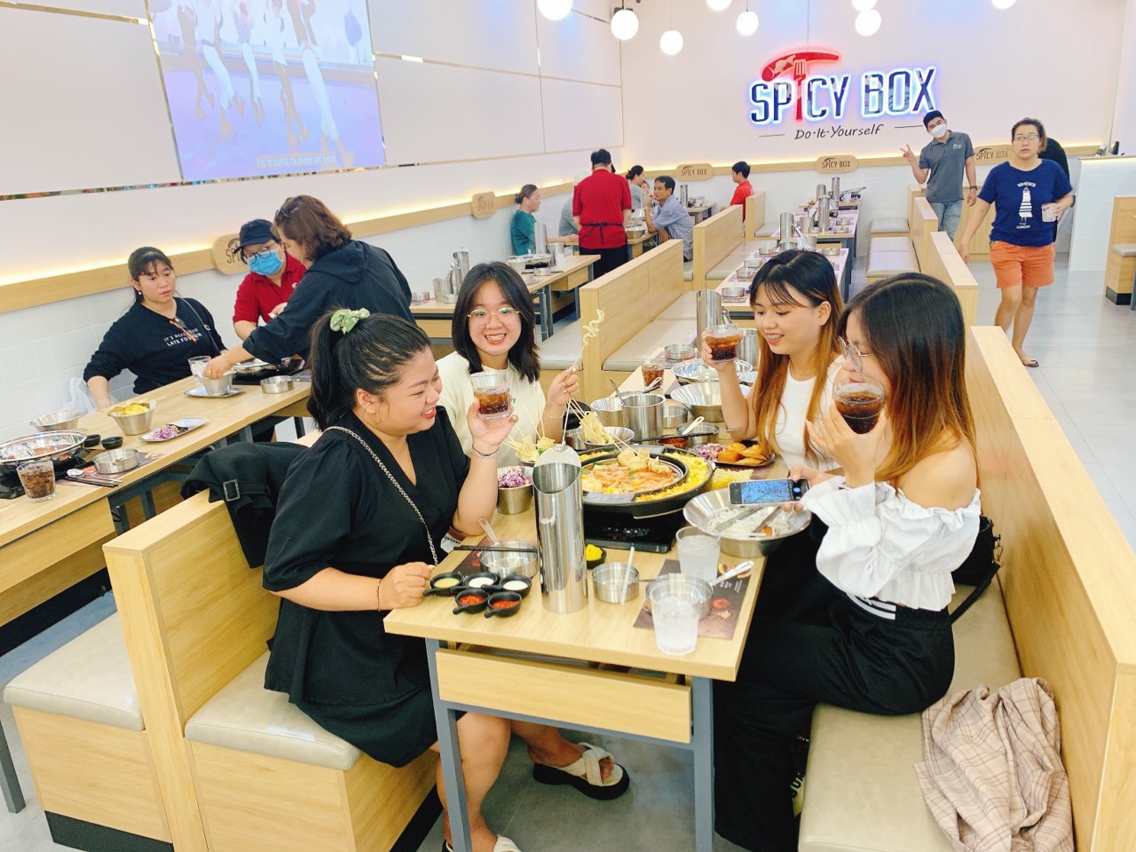 Du khách thích thú với nồi lẩu tokbokki đậm chất Hàn Quốc
