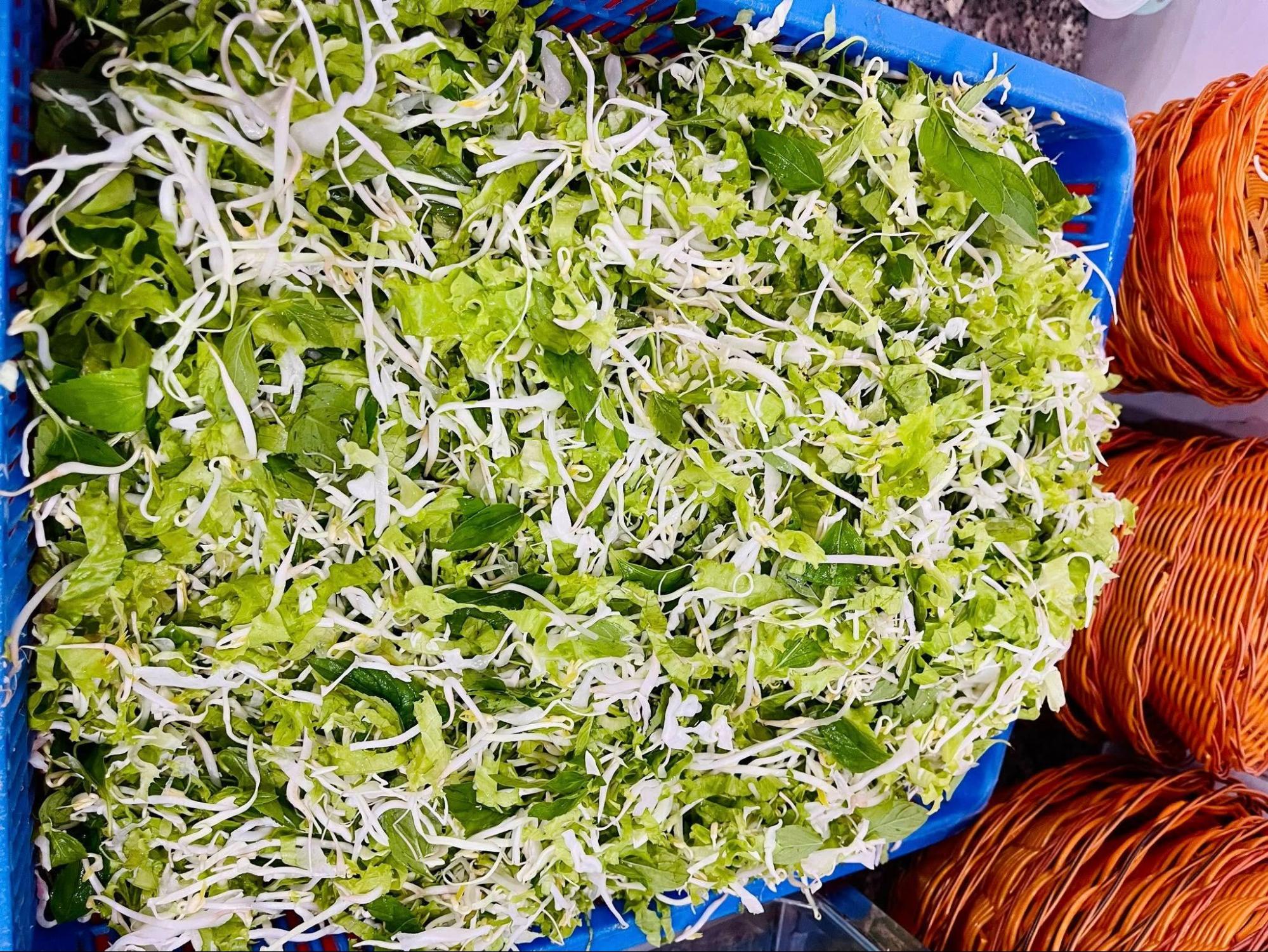 Các loại rau sống ăn kèm với món bún mực Phú Yên