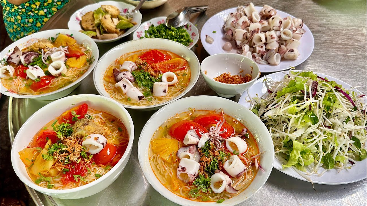 Tô bún mực với nước dùng màu đỏ đậm vị, hấp dẫn