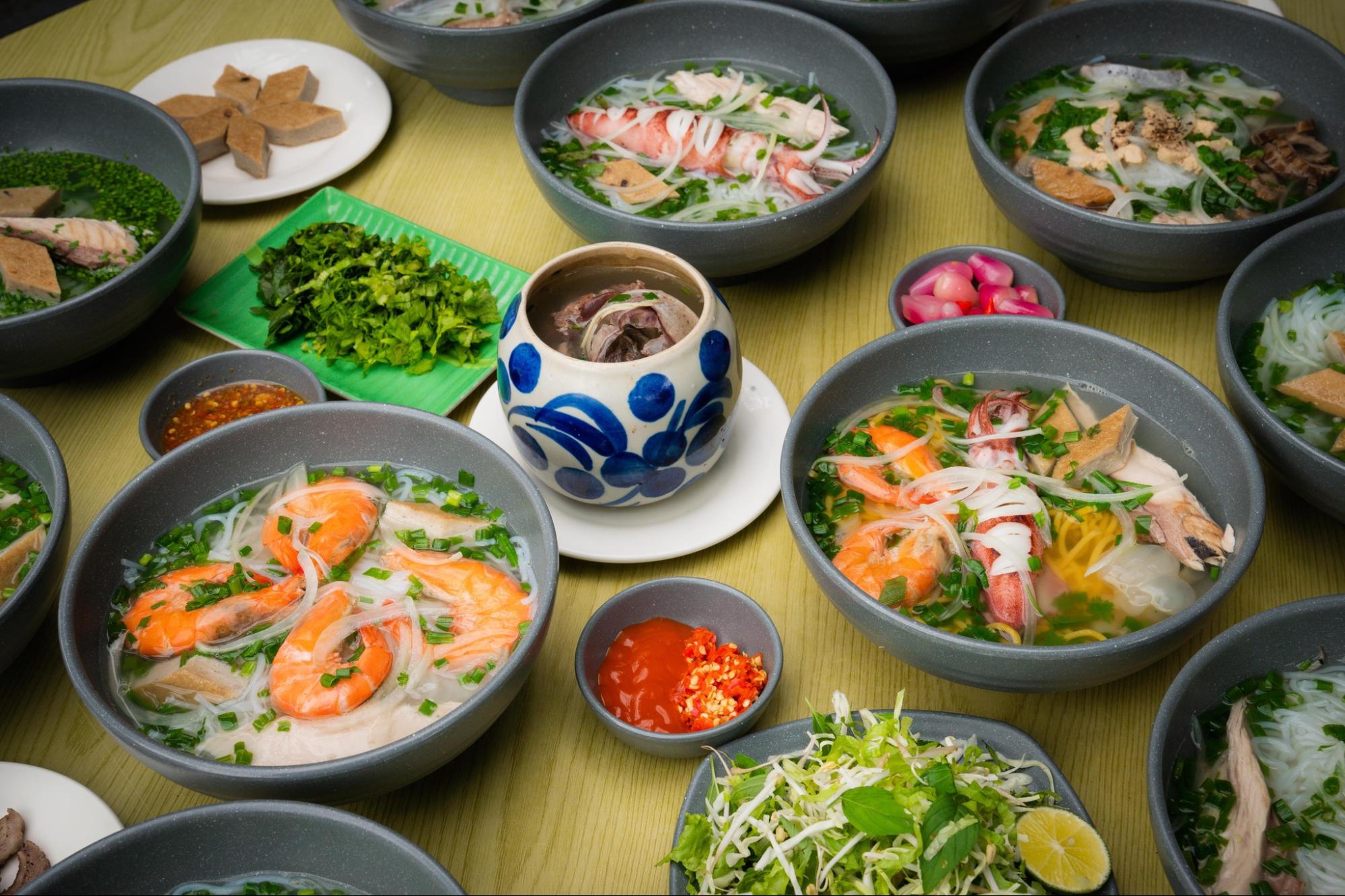 Bún cá Phú Gia với nhiều loại hải sản tươi ngon