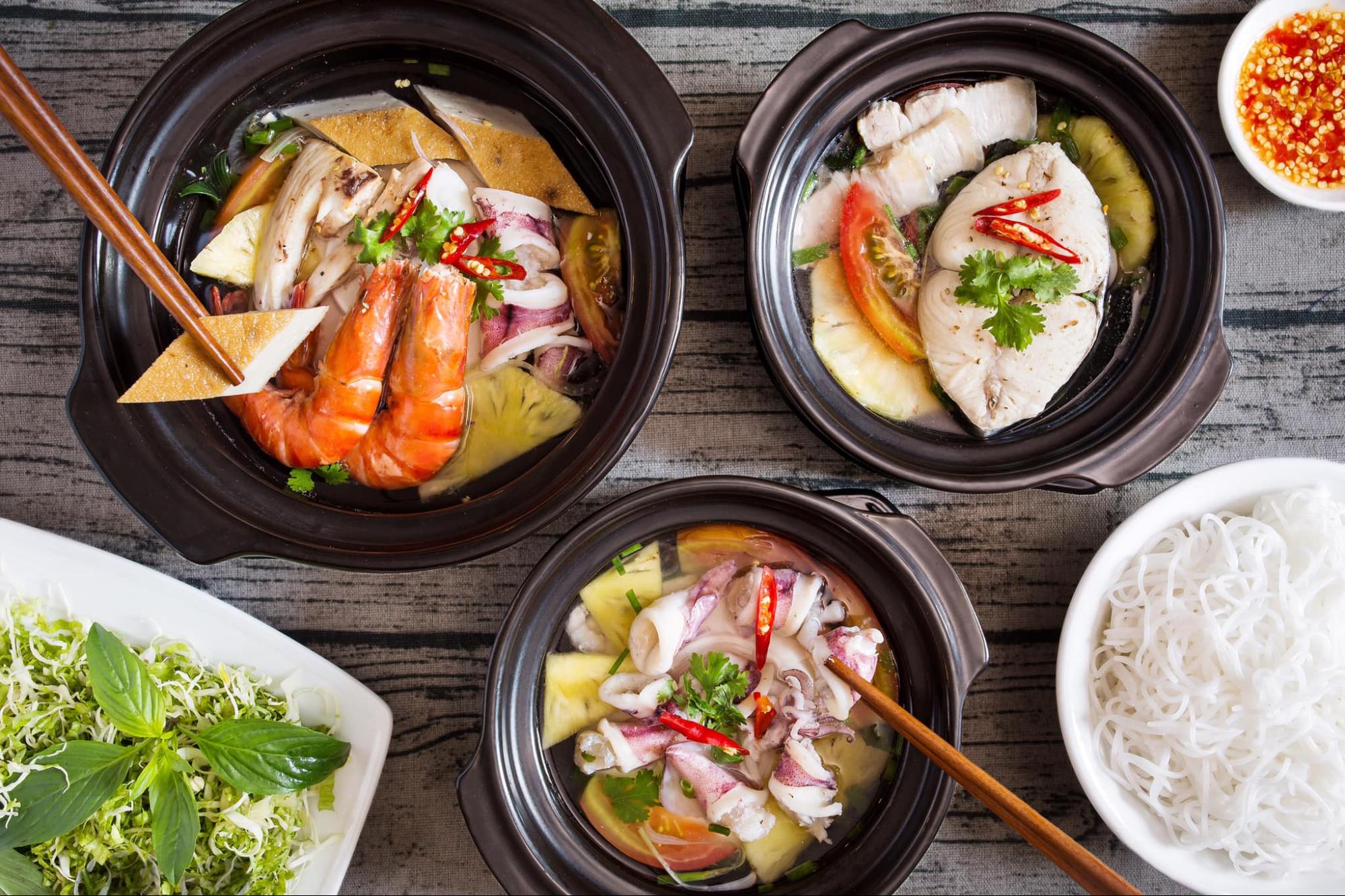 Tô bún mực full topping hải sản tươi ngon tại quán Đất Phú