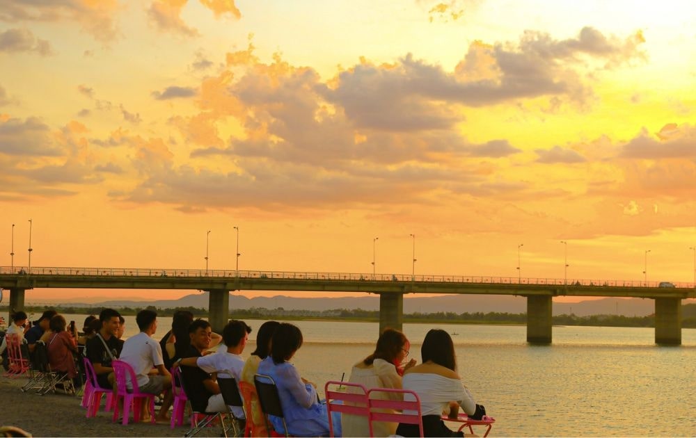 Khung cảnh hoàng hôn bên chiếc cầu nổi tiếng Phú Yên