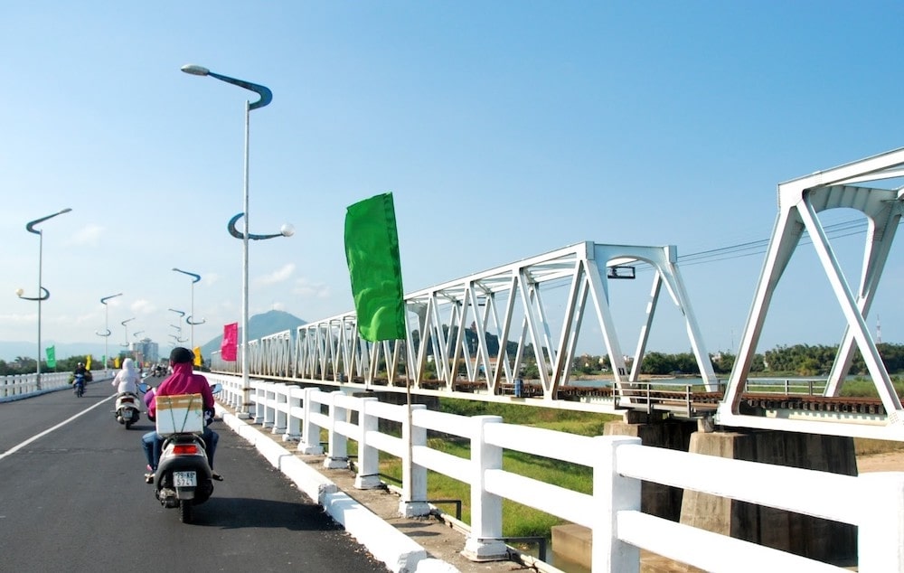 Toàn cảnh cầu trải dài, xe cộ qua lại tấp nập hàng ngày