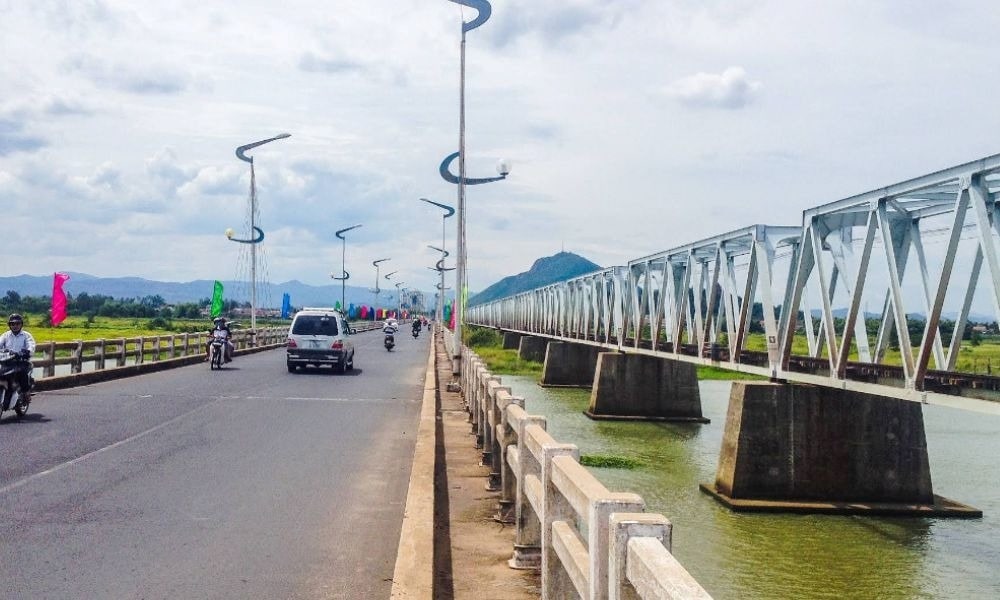 Cầu thép cổ kính với những nhịp nối dài đầy ấn tượng