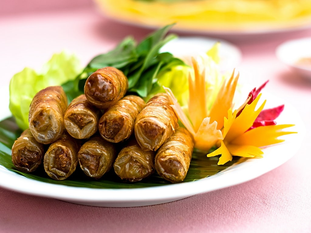 Chả dông vàng ruộm, béo ngậy, ăn kèm mắm tỏi ớt cay