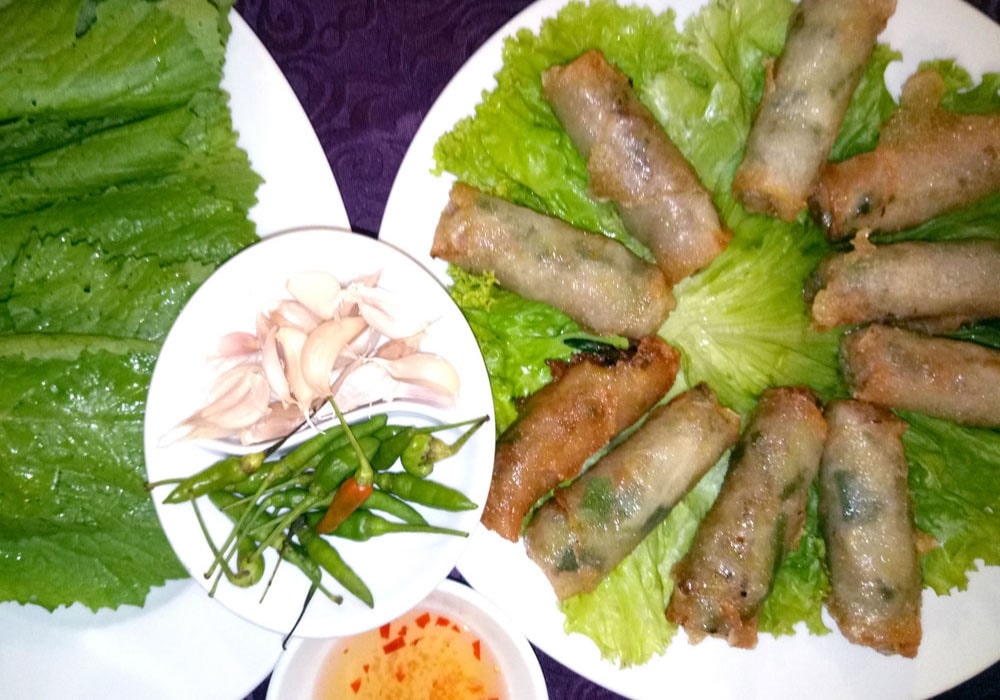 Quán Linh mở lâu đời, nổi tiếng với hương vị chả dông truyền thống