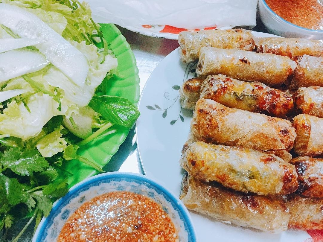 Lớp vỏ giòn rụm, nhân thịt dông thơm ngọt, cay nhẹ