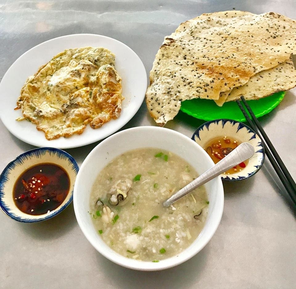 Bát cháo nóng hổi, đầy đặn tại cháo hàu 373 Nguyễn Huệ