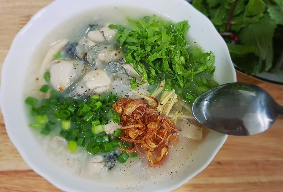 Hàu nguyên con giữ được vị tươi ngon trong tô cháo hấp dẫn