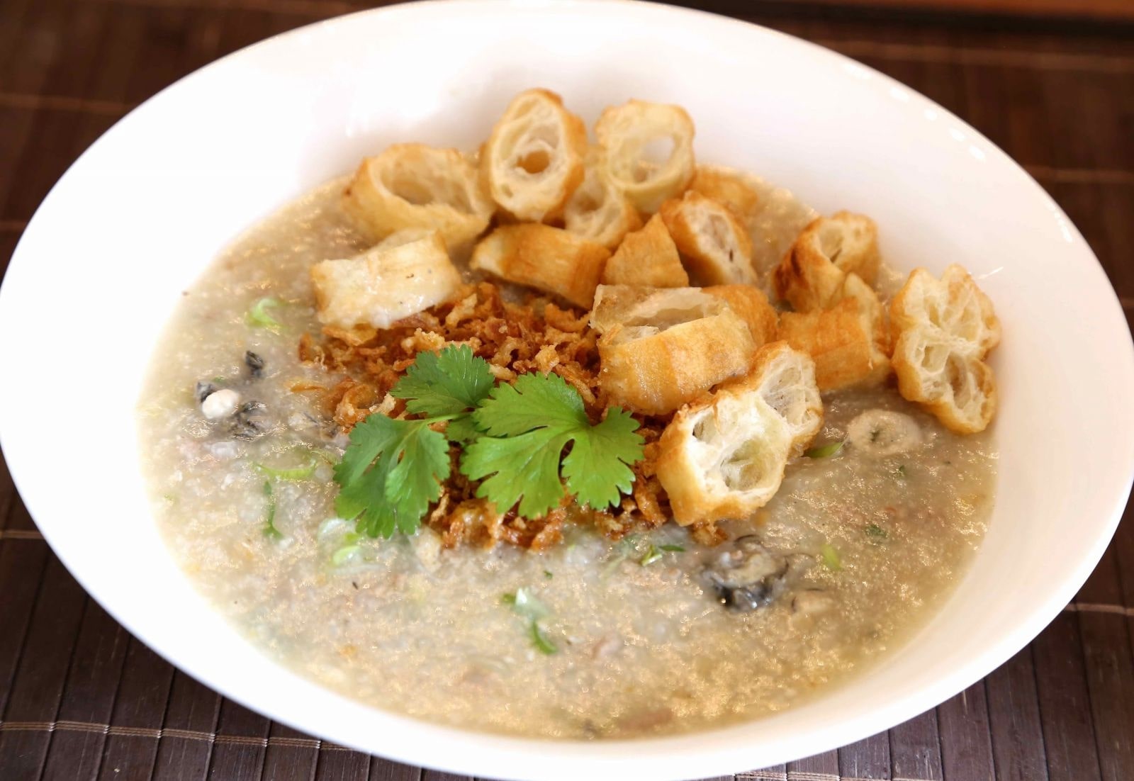 Gạo rang thơm khiến màu sắc tô cháo hấp dẫn hơn