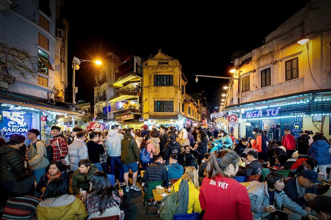Dòng người tấp nập, ánh đèn lung linh khắp khu chợ