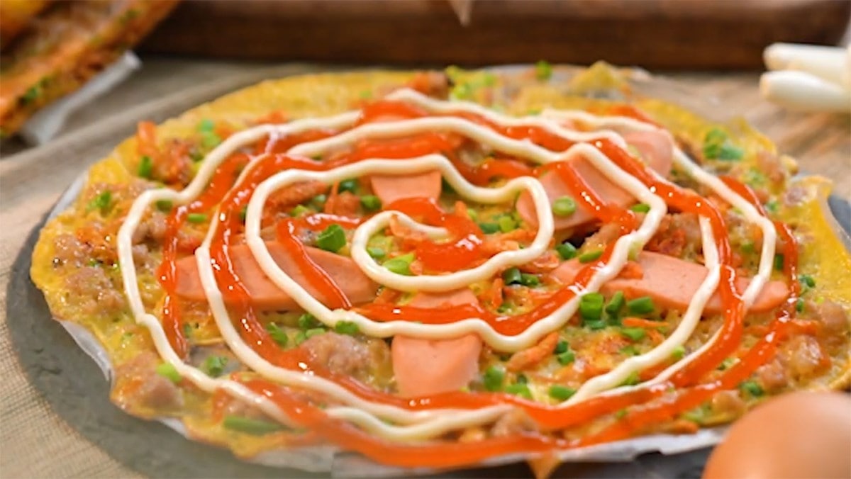Bánh tráng nướng giòn rụm, phủ topping đầy màu sắc