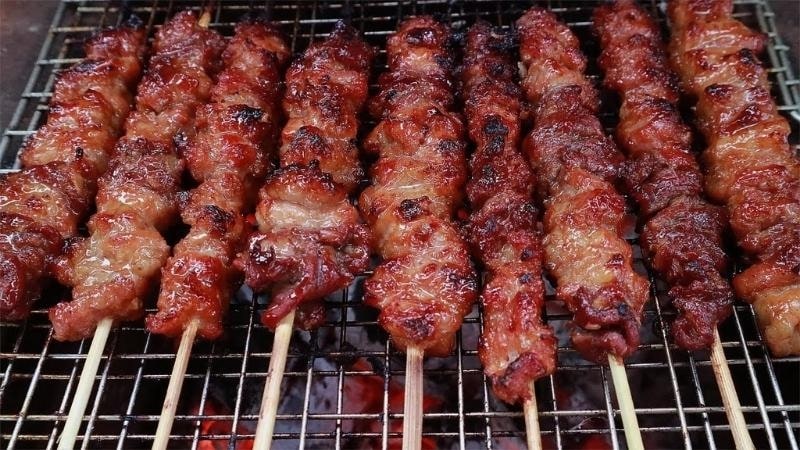 Xiên thịt nướng than hồng, vàng óng và thơm lừng