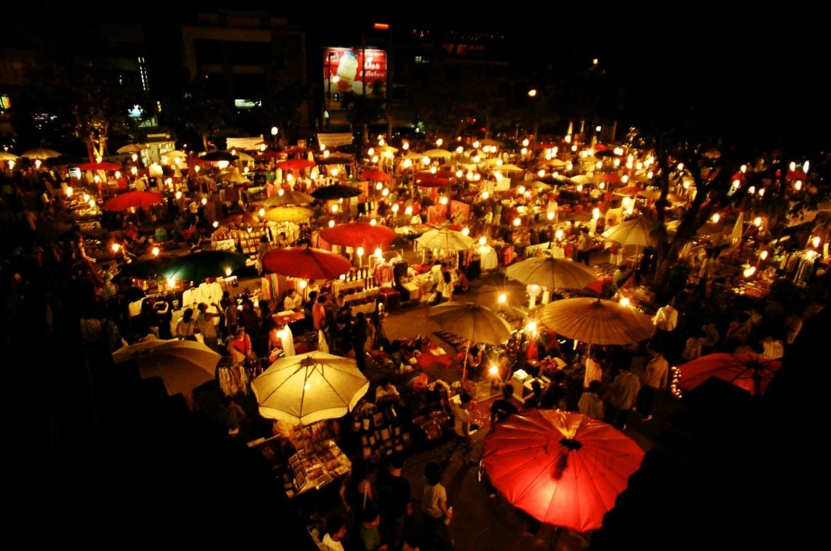 Cảnh chợ đêm Tuy Hòa rực rỡ ánh đèn vào mỗi tối