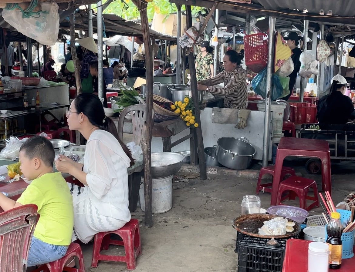 Khu ăn uống sầm uất trong chợ