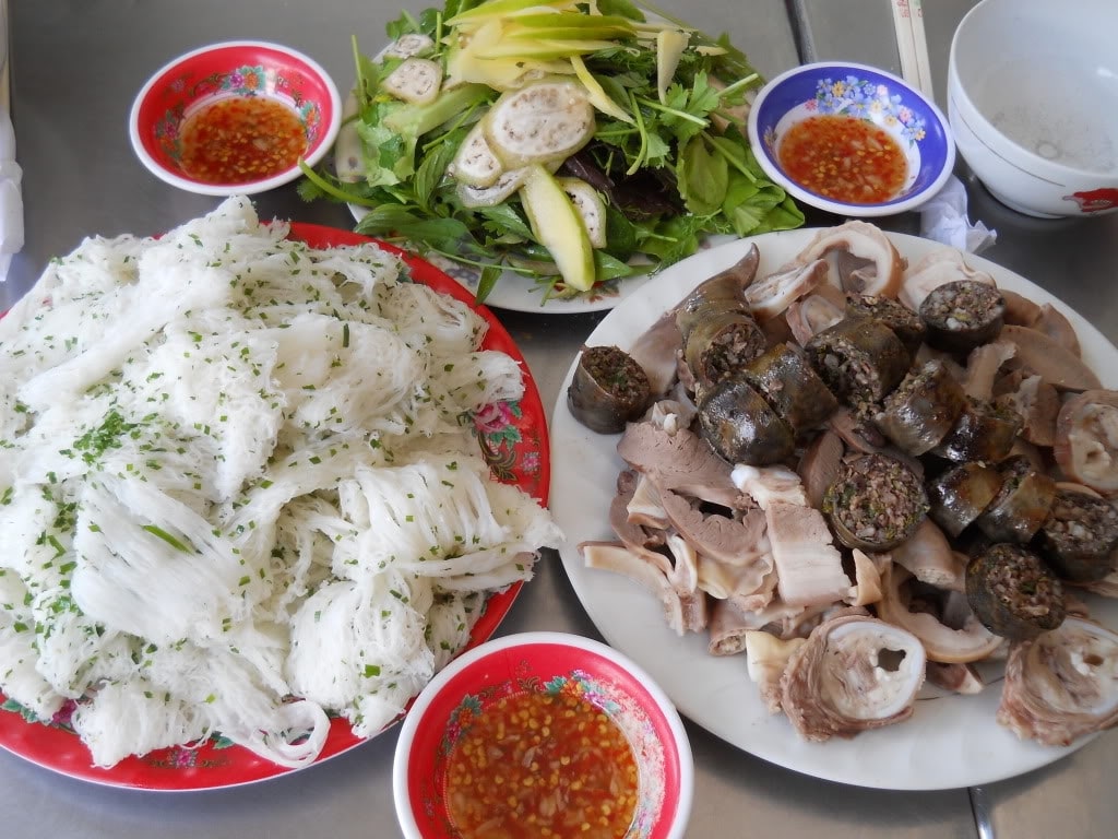 Phần bánh hỏi, lòng heo đầy đặn được bày bán trong chợ