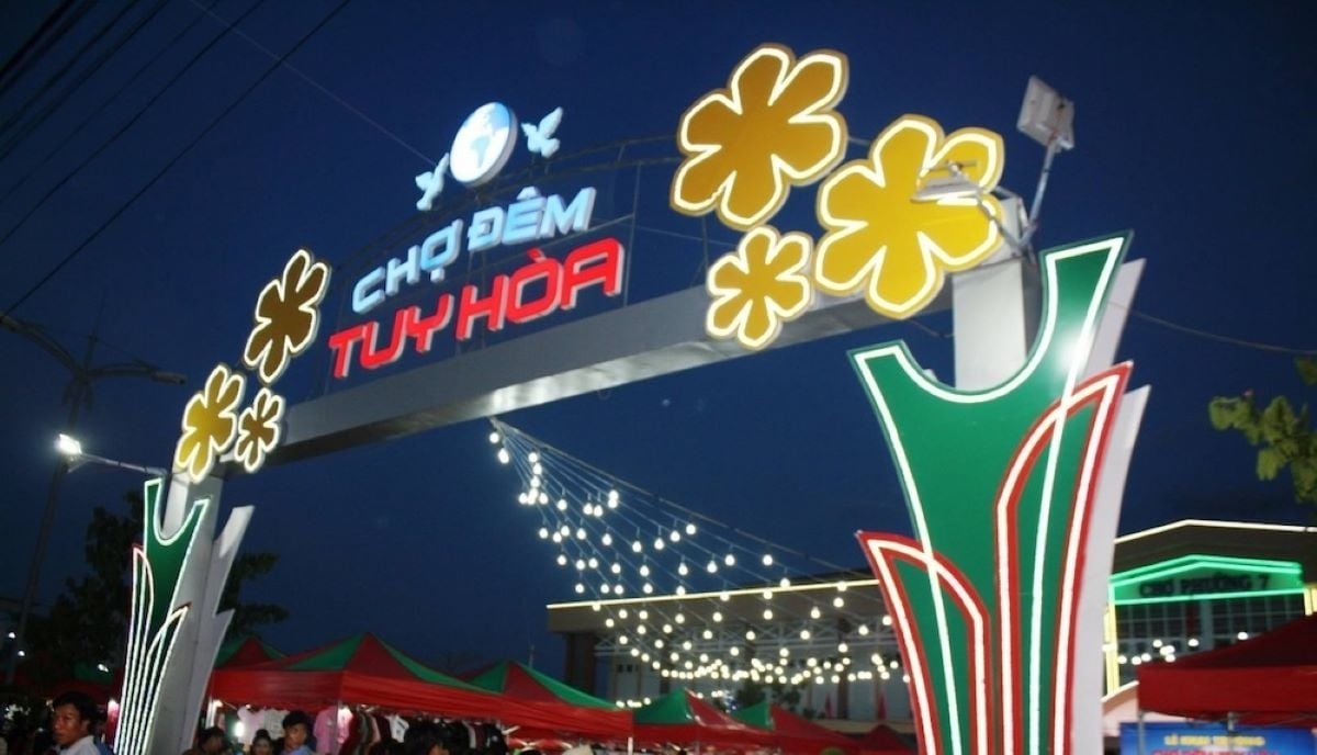 Chợ đêm Tuy Hoà rực rỡ ánh đèn