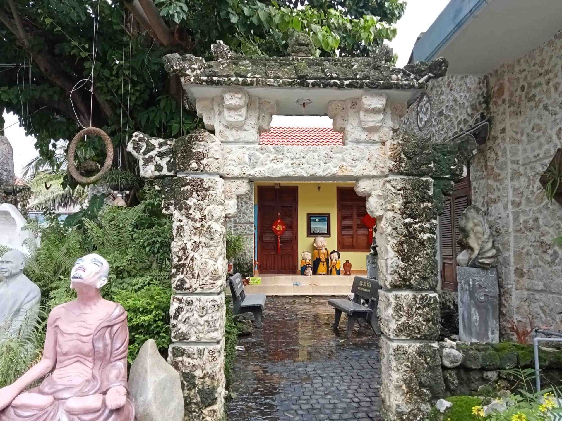 Cổng sau vào chùa Thanh Lương