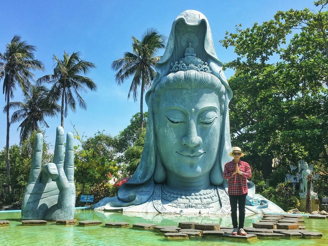 Tượng phật Quan Âm mới được xây dựng giữa hồ
