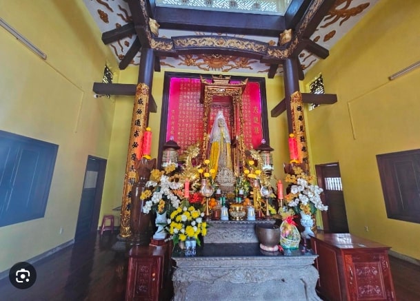 Ban thờ tượng phật Quan Âm luôn nghi ngút khói hương