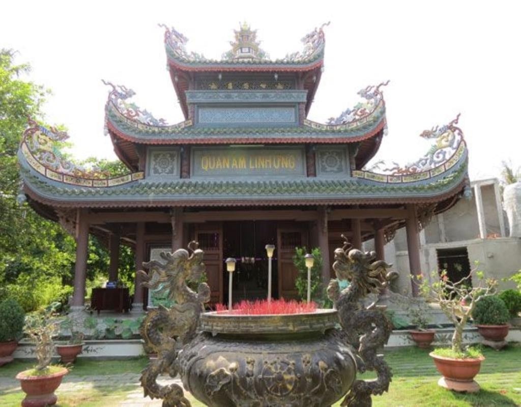 Không gian xanh mát, thanh tịnh xung quanh chùa