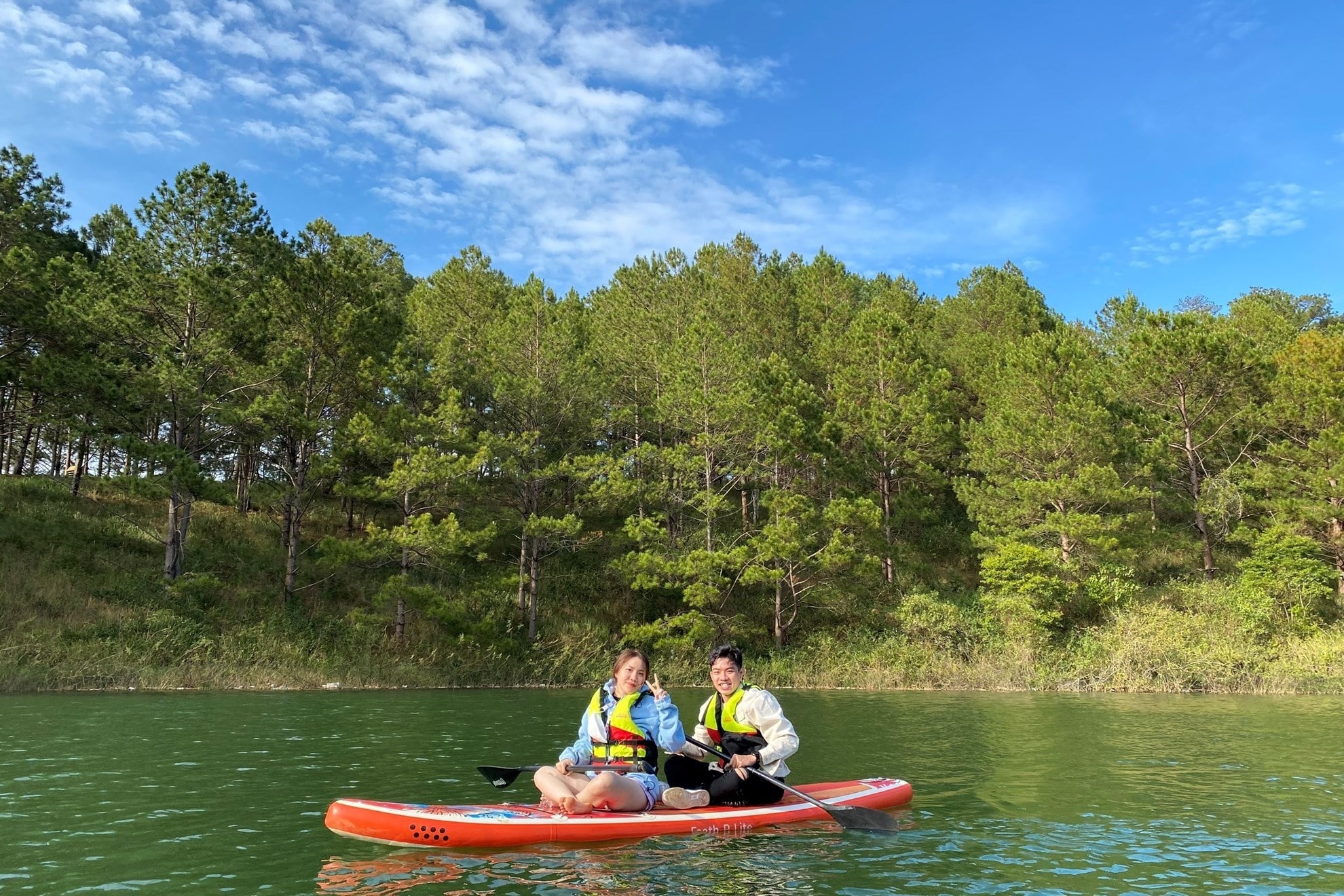 Chèo kayak là hoạt động được nhiều bạn trẻ ưa thích tại Đập Hàn Phú Yên