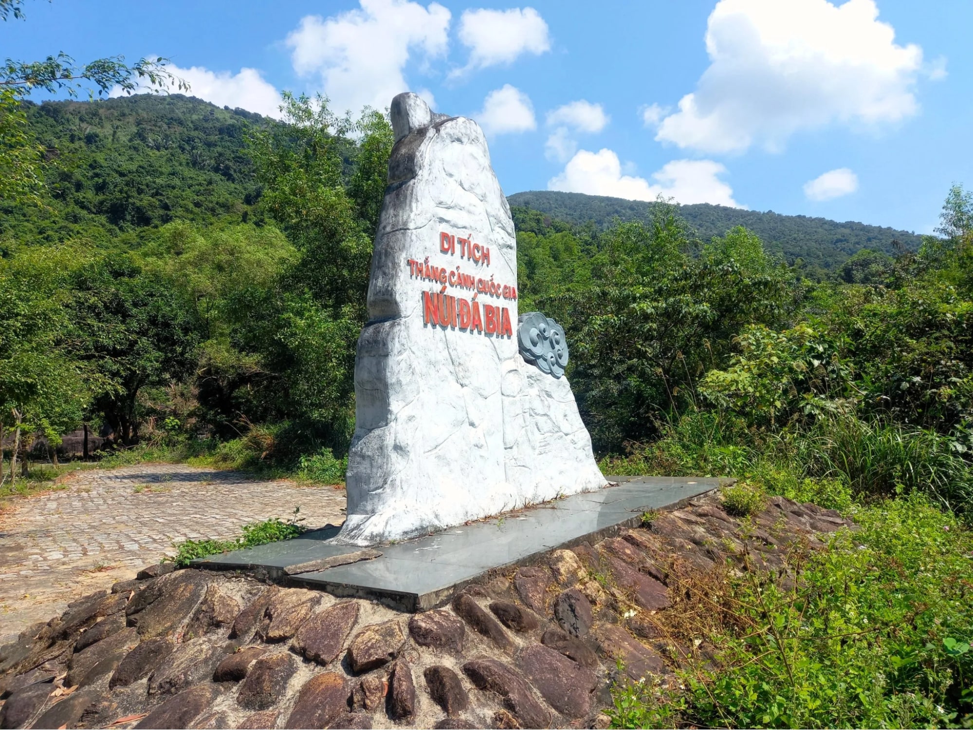 Bia trang nghiêm uy nghi gợi nhớ chiến công hào hùng.