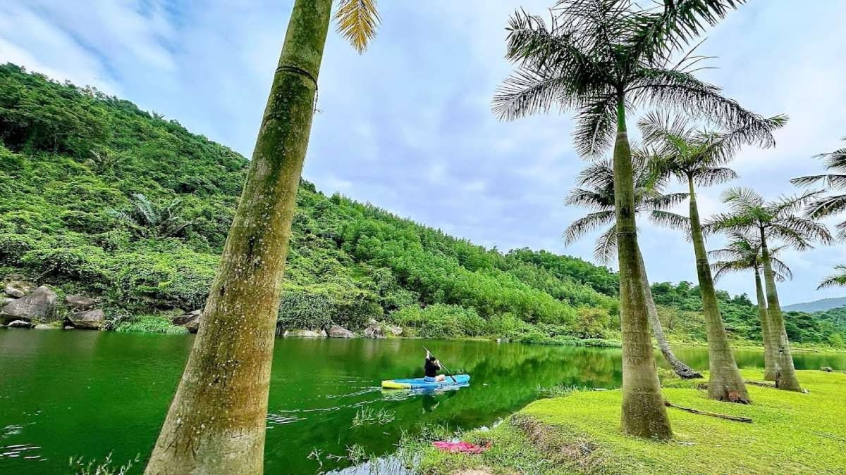 Hồ rộng phản chiếu trời xanh, khung cảnh thơ mộng