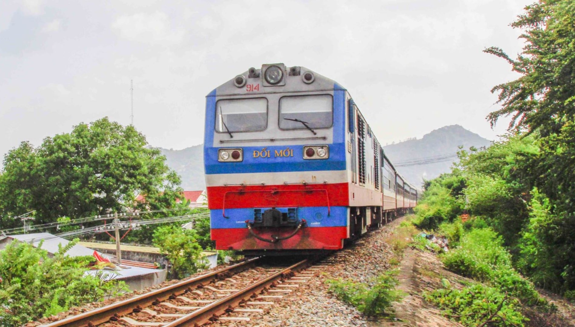 Đoàn tàu nối chuyến khởi hành
