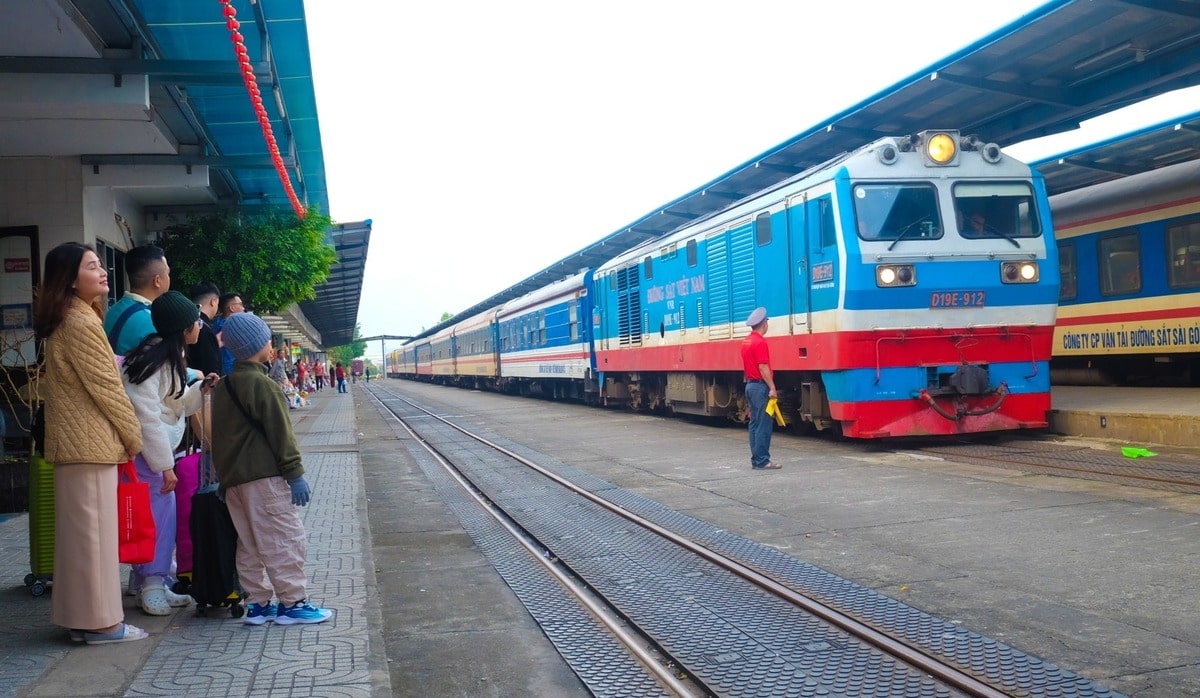Khách hàng đang chờ tàu tại ga Quy Nhơn