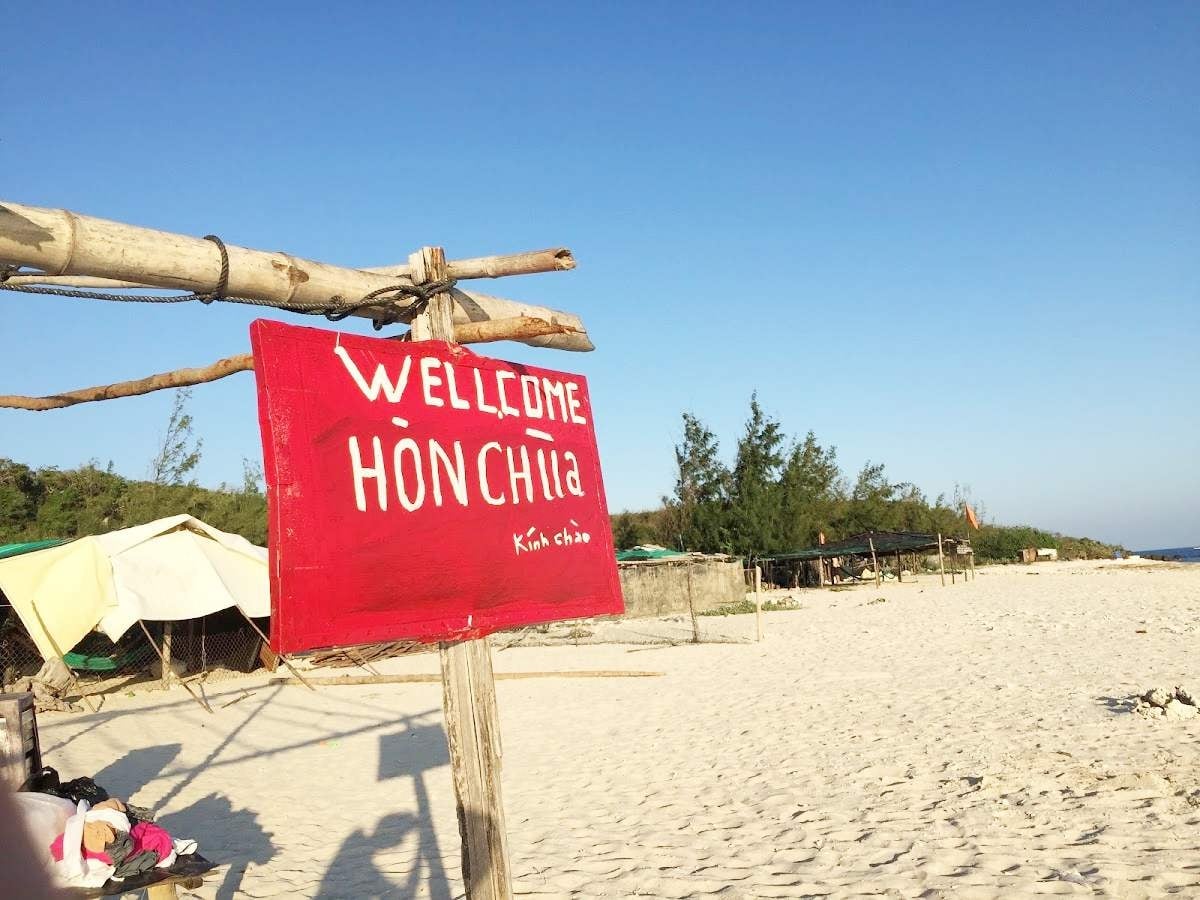 Bãi tắm trải dài, vắng người