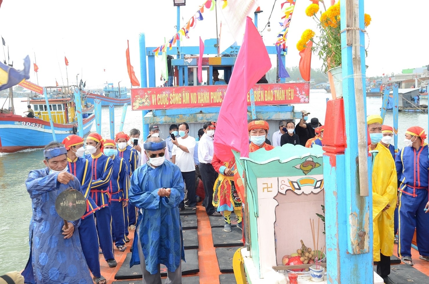 Lễ hội rực rỡ sắc màu tâm linh
