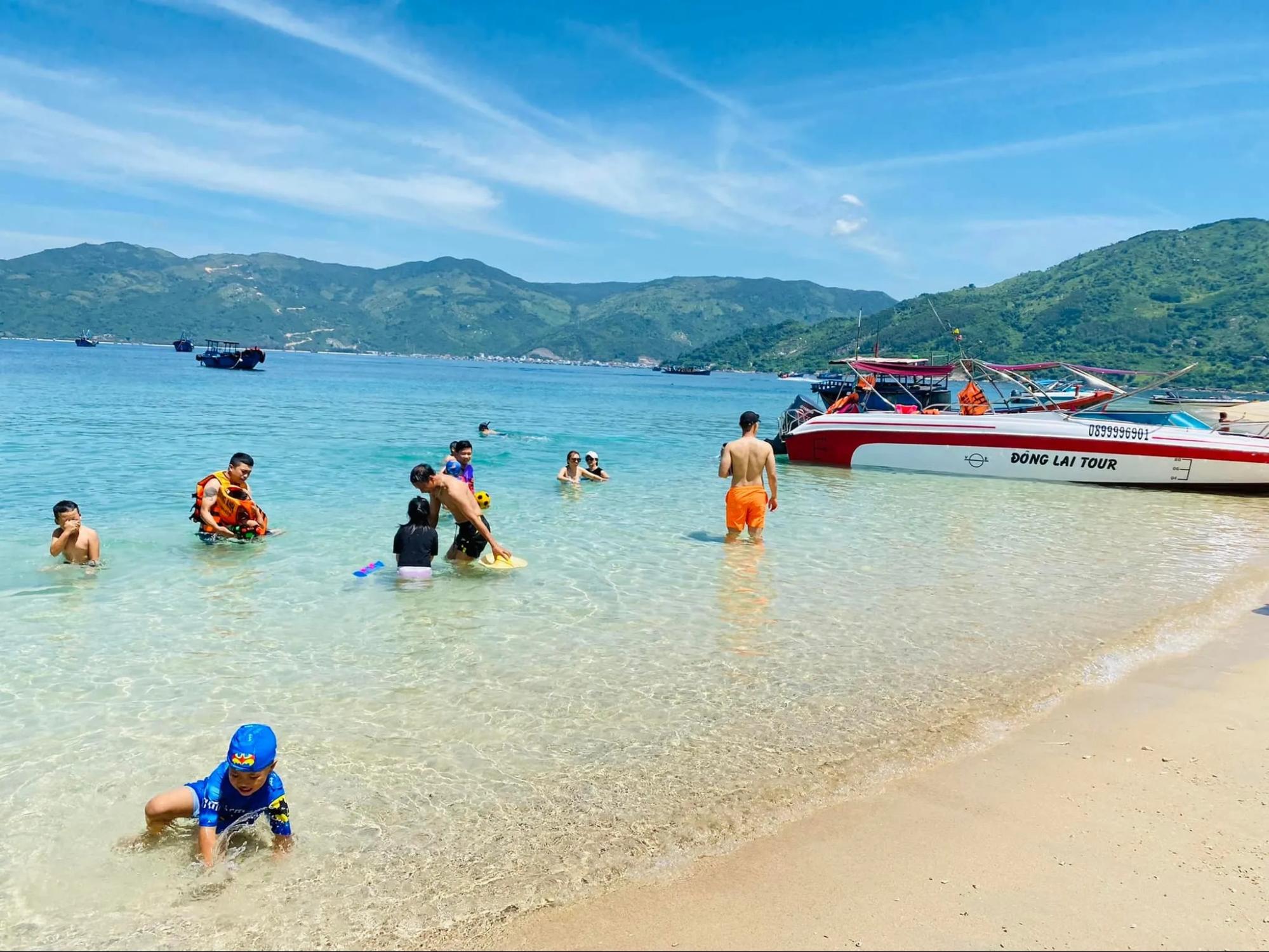 Biển trong vắt, xanh biếc của Hòn Nưa vào mùa khô
