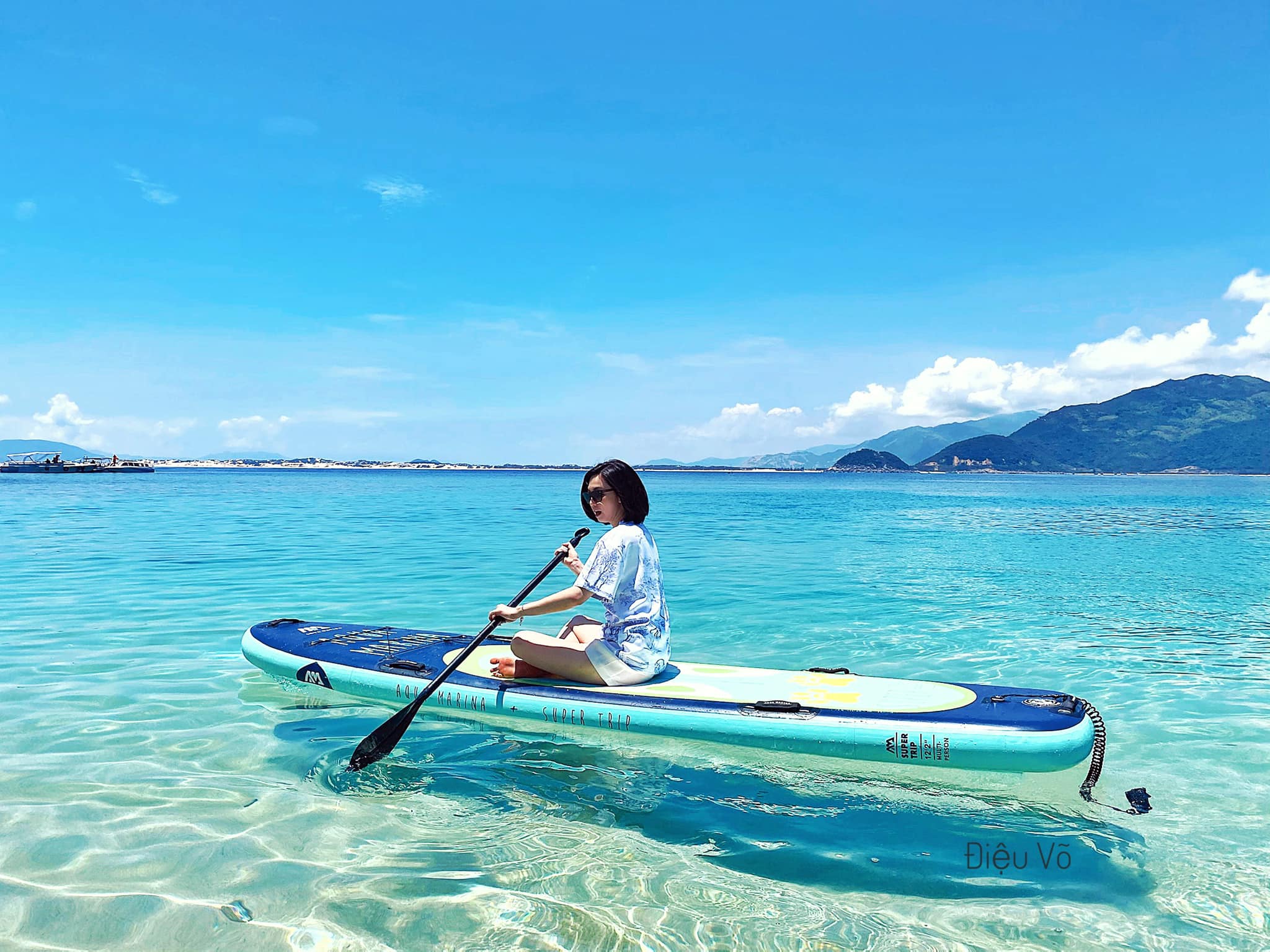 Du khách chèo thuyền kayak khám phá các ghềnh đá tại đảo