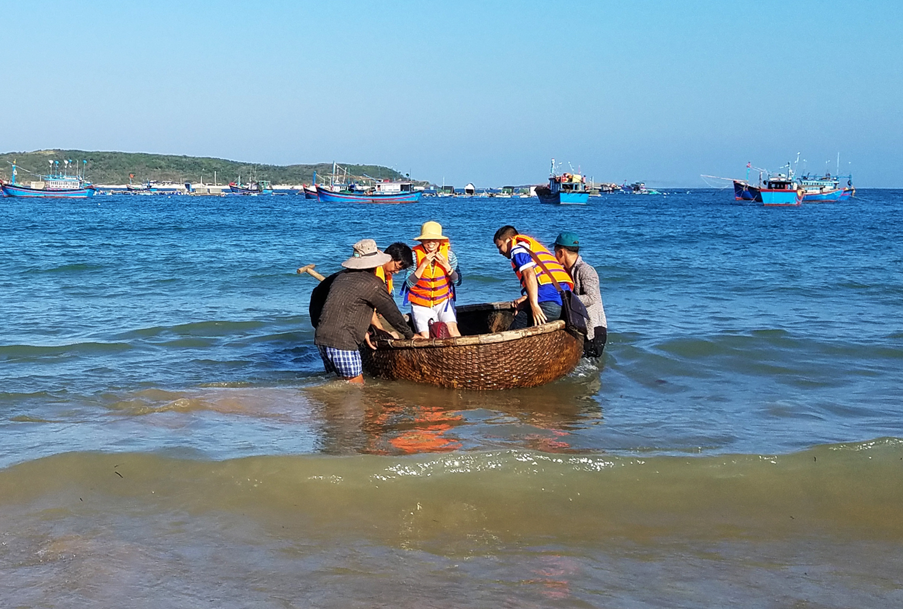 Chiếc thúng thủ công trở thành công cụ mưu sinh giữa biển
