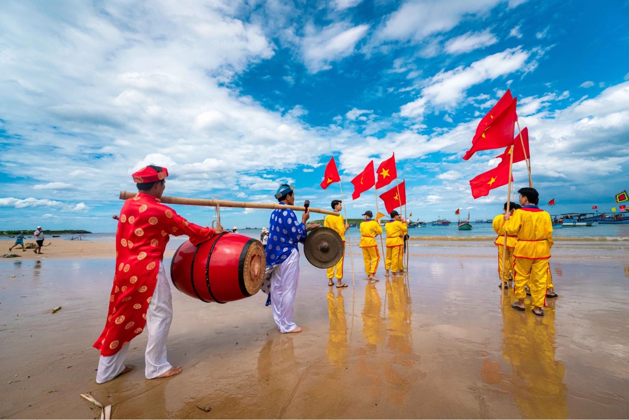 Nghi lễ linh thiêng diễn ra ngay gần bờ biển