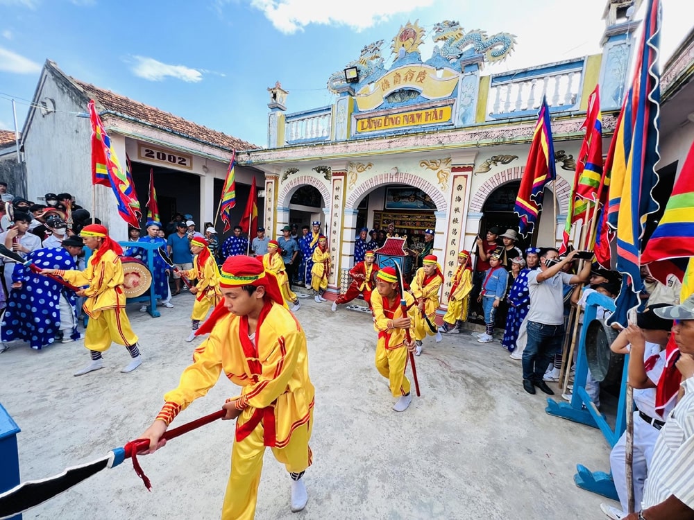 Rất đông người dân và du khách tham gia lễ hội Cầu Ngư