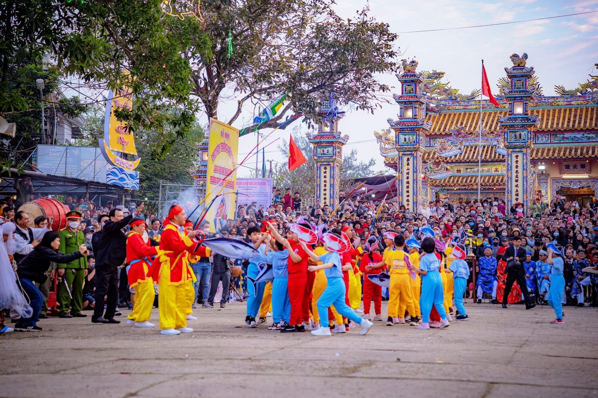 Du khách hoàn toàn có thể tham gia vào các hoạt động trong lễ hội