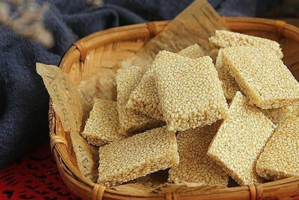Mè xửng Huế vừa giống kẹo, lại vừa na ná bánh