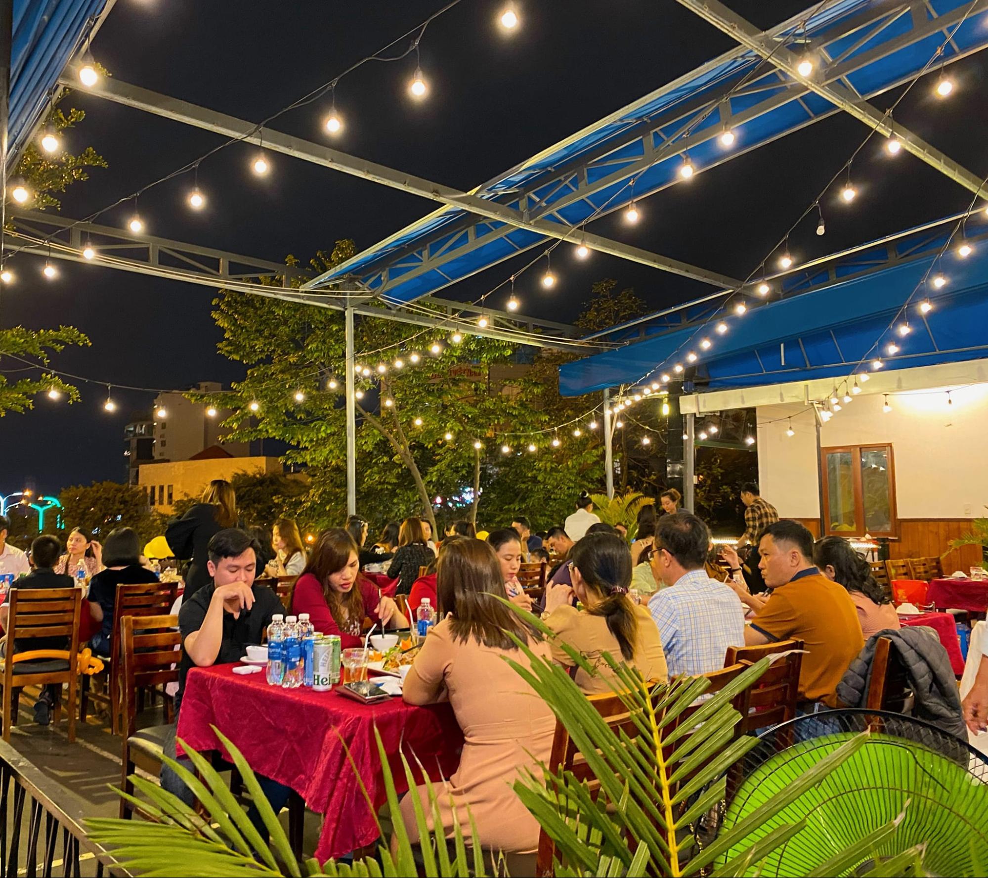 Quán hải sản tại Nha Trang đông đúc du khách về đêm
