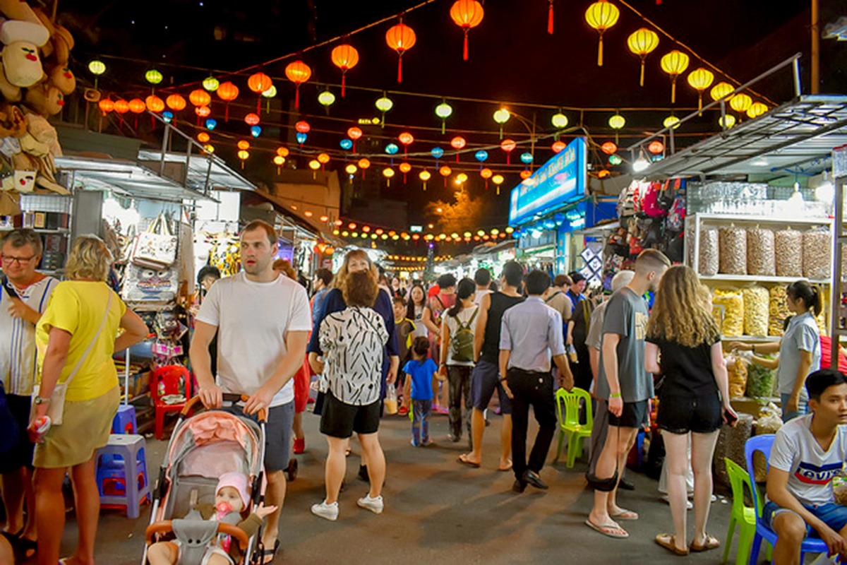 Không khí sôi động và náo nhiệt tại chợ đêm Nha Trang